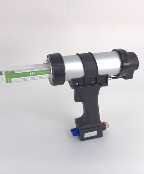 装有 F20 胶管的 DP-50 注胶枪
