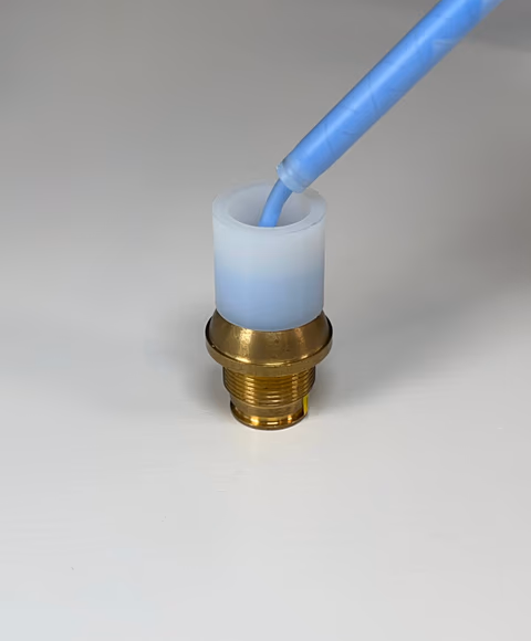 填充了 F50 的脱模环