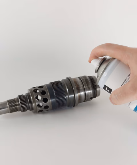 在工件上使用 DN1 脱脂剂