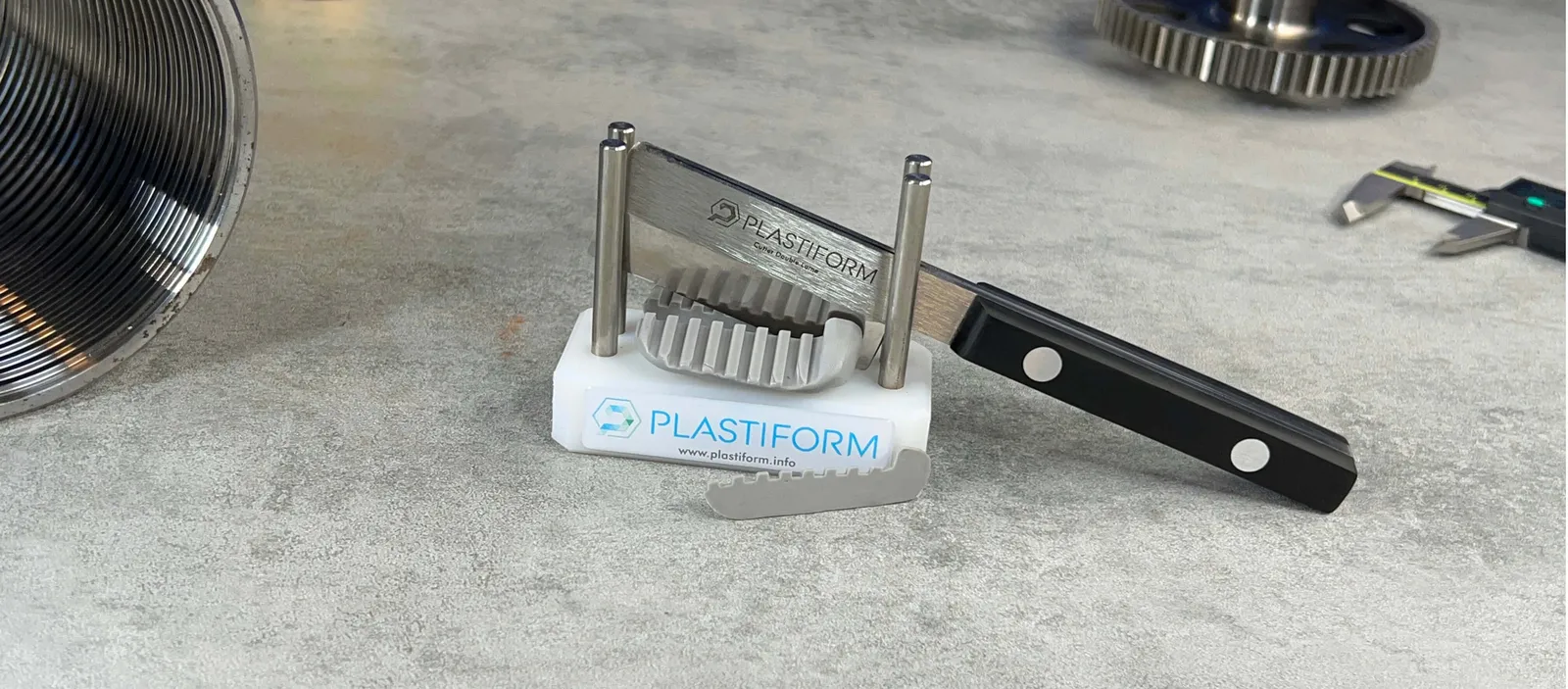 Cutter Double Lame et une empreinte réalisée avec le Plastiform M70