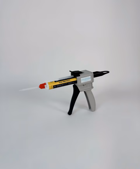 安装在注胶枪上的 F04 Protect 筒装胶