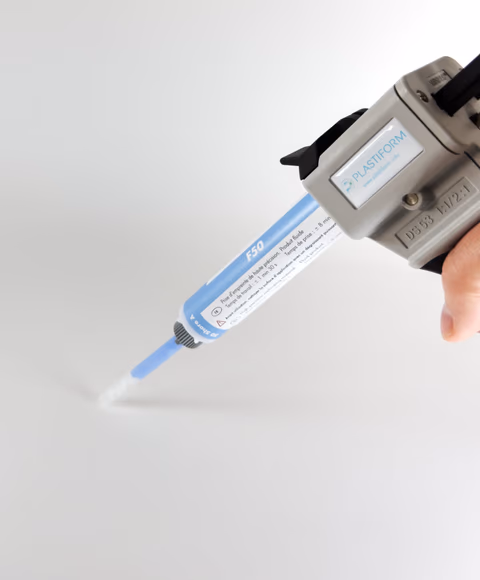 装有F50卡管的DM50施用枪使用中