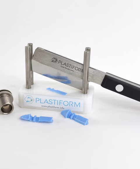 用双刃切片刀切割 F50 印模