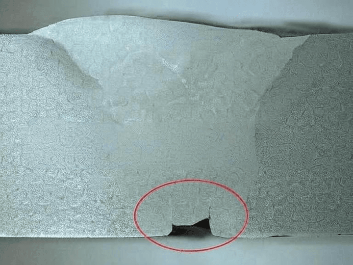 Ejemplo de una soldadura con el defecto de penetración incompleta.