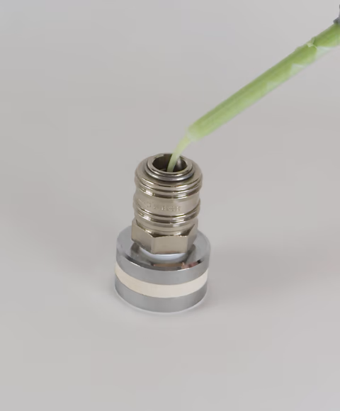 通过注射枪喷嘴注入 F20 复制胶泥