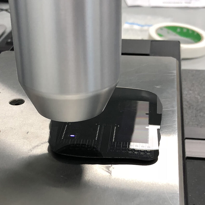 Réplica do Plastiform F30 Visual e um perfilômetro