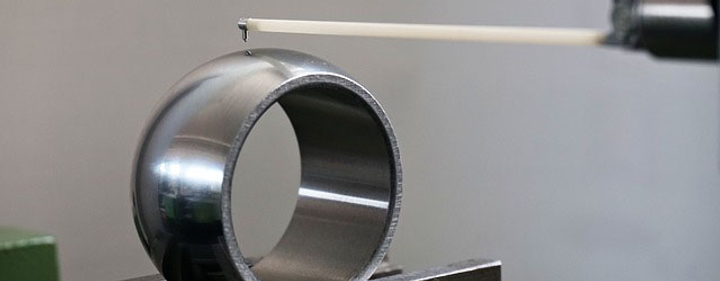 Roughness tester measuring a part