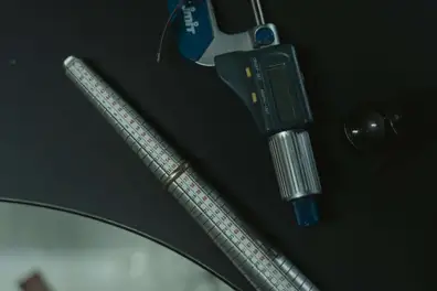 Micrómetro sobre mesa de trabajo para medición de espesor